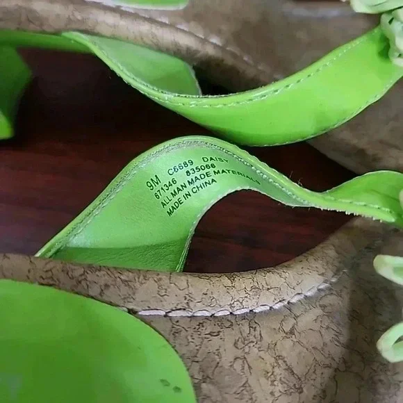 EMERGENCY Exit y2k Flower Patch 🌼 sandals. Size 9m - Picture 5 of 8